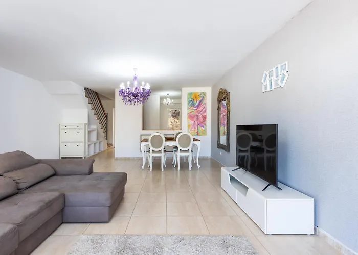 Beautiful Two-storey House With Terrace And Patio In An Exclusive Area Semesterbostad *