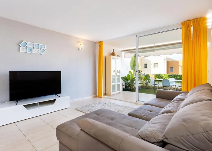 Semesterbostad Beautiful Two-storey House With Terrace And Patio In An Exclusive Area