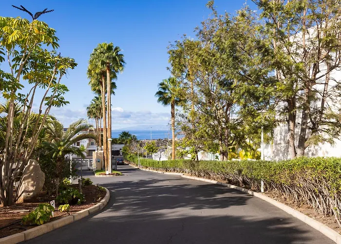 Semesterbostad Beautiful Two-storey House With Terrace And Patio In An Exclusive Area *